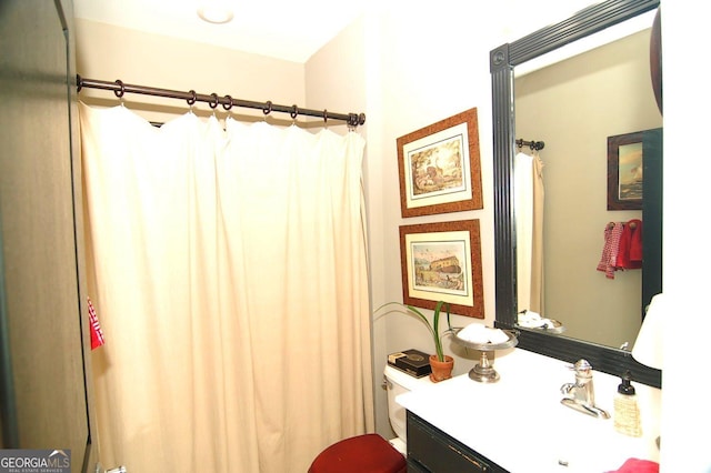 full bathroom featuring curtained shower, toilet, and vanity