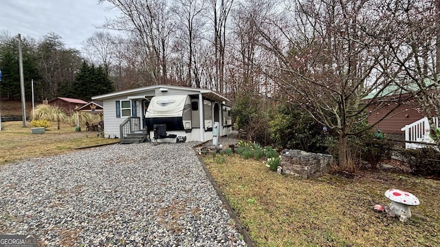 view of front of property featuring a front lawn and driveway