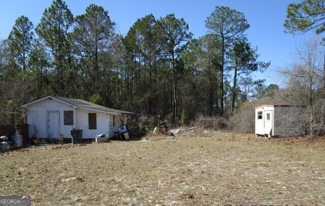 view of yard with an outbuilding