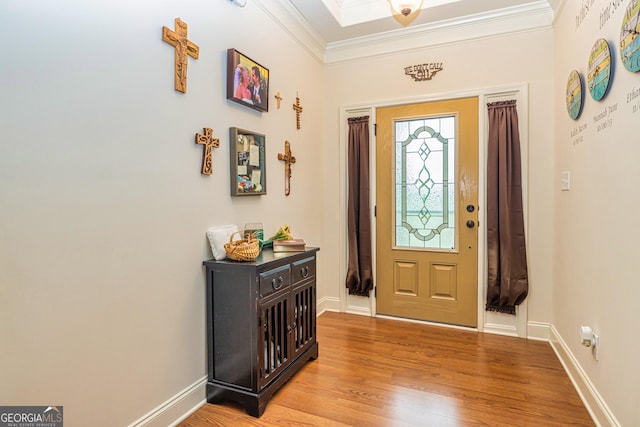 foyer featuring crown molding, baseboards, and light wood-type flooring