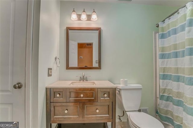 full bathroom featuring vanity, a shower with shower curtain, and toilet