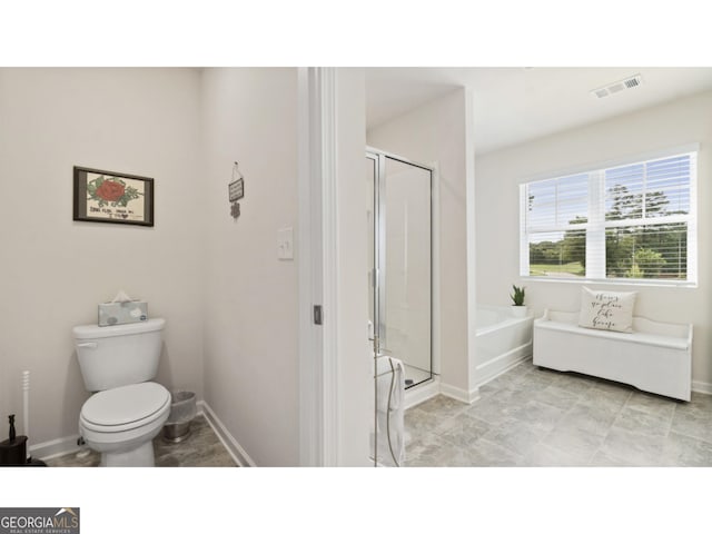 full bath with visible vents, a shower stall, baseboards, toilet, and a garden tub