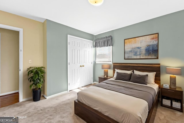 bedroom featuring carpet flooring, baseboards, and a closet