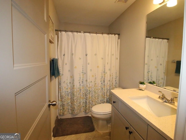 full bath with curtained shower, toilet, and vanity