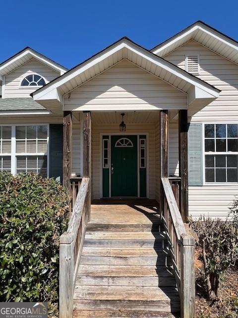 view of exterior entry featuring a porch