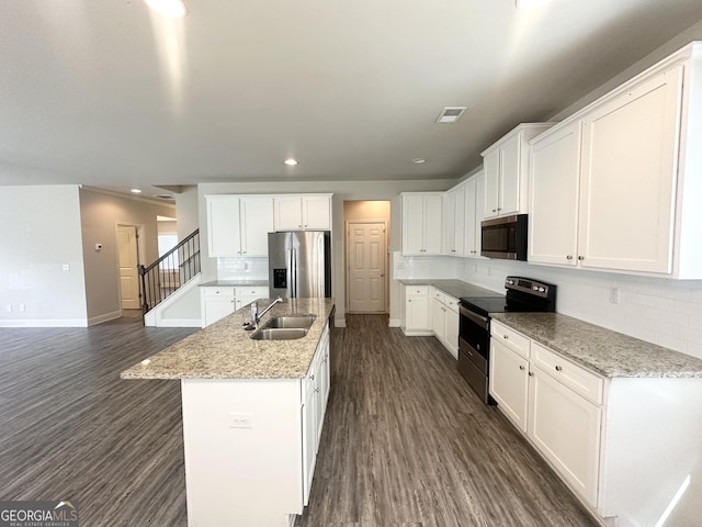 kitchen featuring a sink, stainless steel appliances, visible vents, and dark wood-style floors