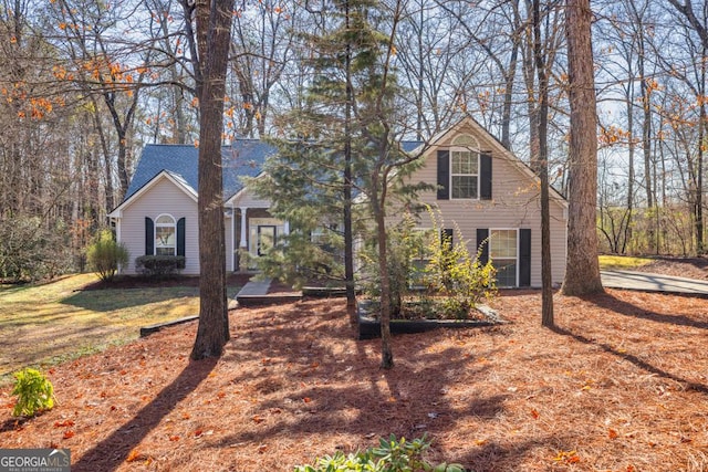 view of front of property with a front yard