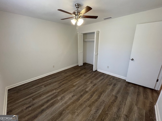 unfurnished bedroom featuring visible vents, a ceiling fan, dark wood-style floors, a closet, and baseboards