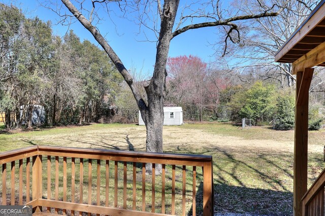 view of yard featuring an outbuilding