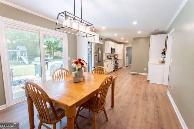 dining area featuring visible vents, light wood-style flooring, ornamental molding, recessed lighting, and baseboards