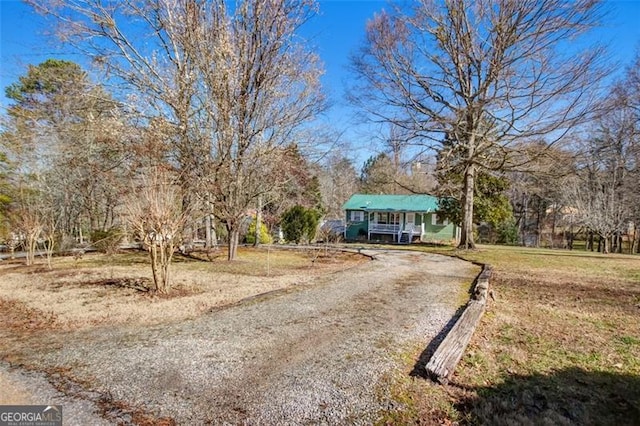 view of front facade with driveway