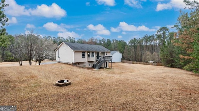 view of front of house featuring an outdoor structure