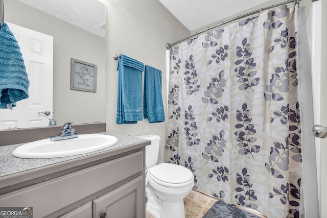 full bath with toilet, a textured ceiling, vanity, and a shower with curtain