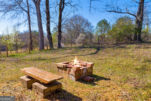 view of yard featuring an outdoor fire pit