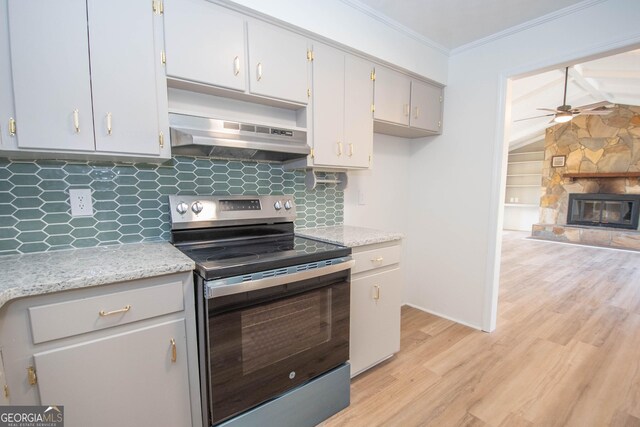 kitchen with light wood-style flooring, stainless steel electric stove, ceiling fan, under cabinet range hood, and crown molding