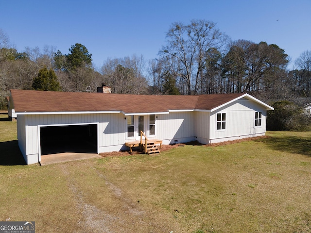 view of front of home featuring crawl space, an attached garage, a front yard, and dirt driveway