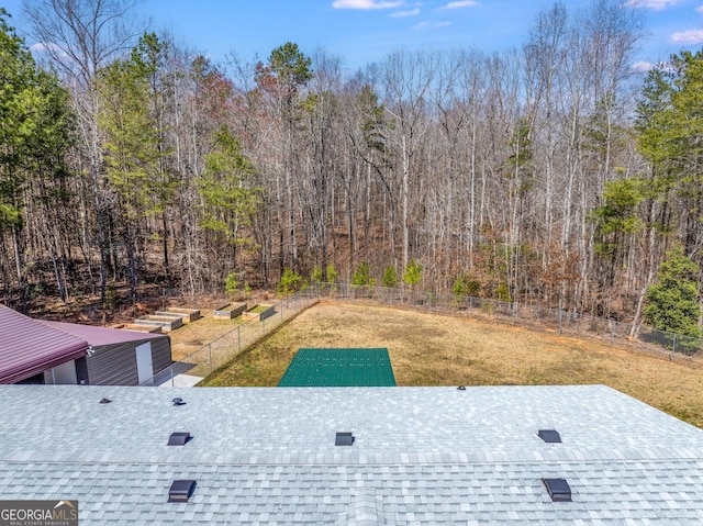 birds eye view of property featuring a forest view