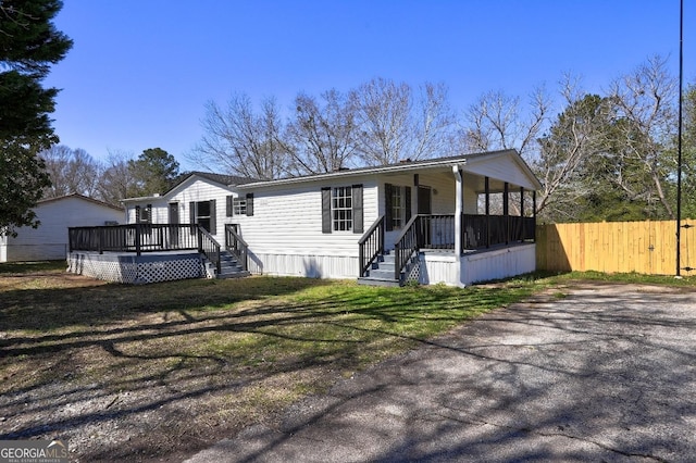 view of front of home featuring a front lawn and fence