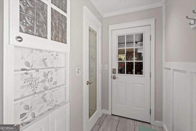 entryway with baseboards and crown molding