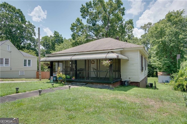 view of front facade featuring a front lawn