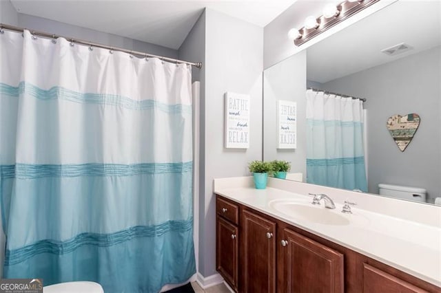 full bath featuring visible vents, toilet, vanity, and a shower with shower curtain