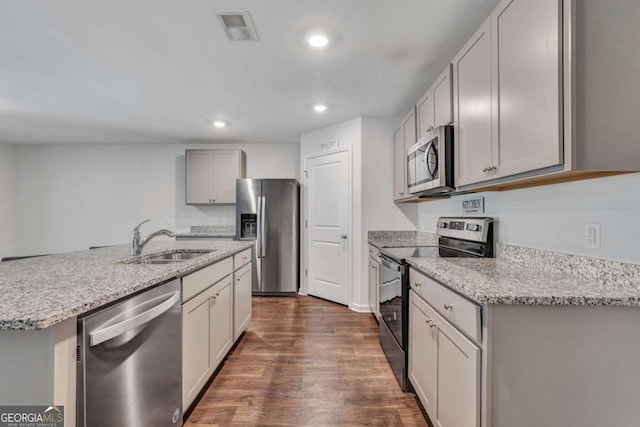 kitchen with visible vents, dark wood-type flooring, a sink, recessed lighting, and appliances with stainless steel finishes