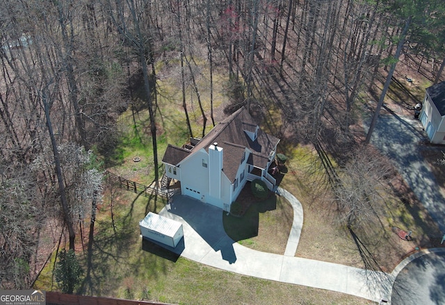 birds eye view of property featuring a forest view