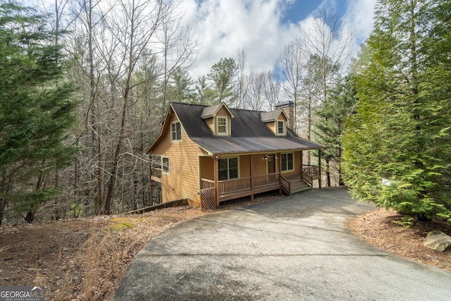 view of front of house featuring aphalt driveway and covered porch