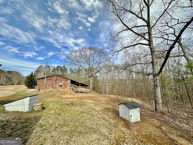 view of yard with an outdoor structure