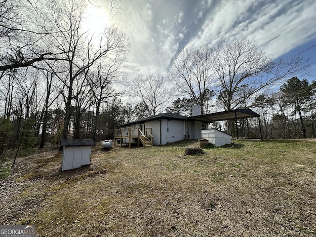 view of yard featuring a carport