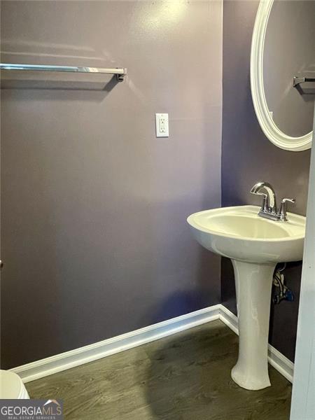 bathroom featuring toilet and baseboards