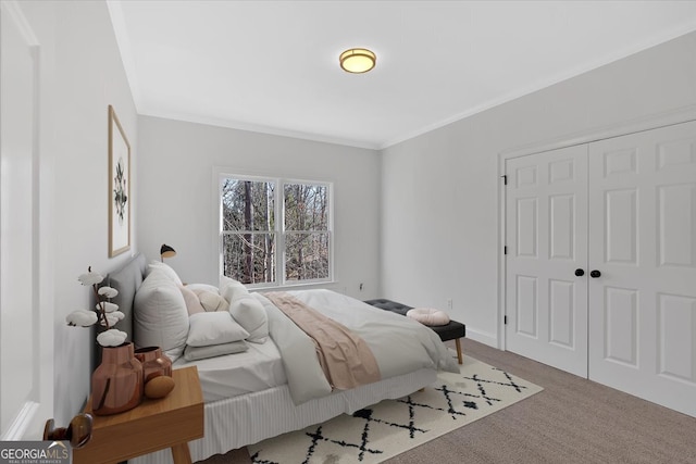 bedroom featuring crown molding, carpet, a closet, and baseboards