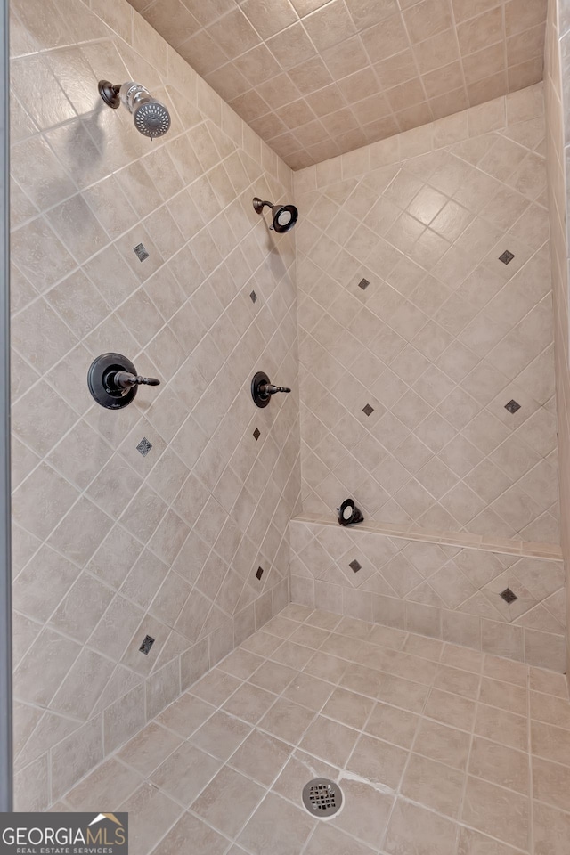 bathroom featuring tiled shower