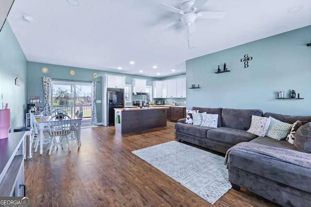 living area featuring recessed lighting, dark wood-type flooring, and ceiling fan