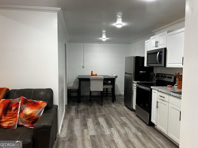 1550 Shady Oaks Ln, Greensboro, GA 30642 - kitchen featuring crown molding, stainless steel appliances, and white cabinets
