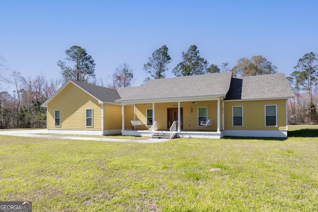 single story home featuring covered porch, a ceiling fan, and a front yard