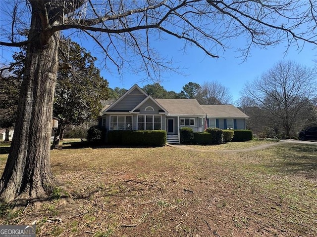 view of front of house featuring a front yard