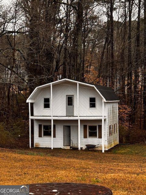 view of front of property with a front yard