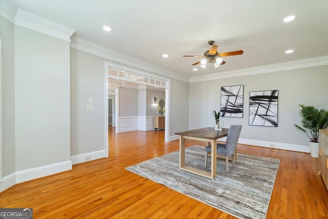 dining space with crown molding, light wood-type flooring, ceiling fan, baseboards, and recessed lighting