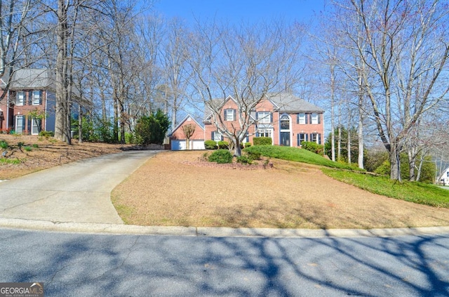 view of front facade with driveway