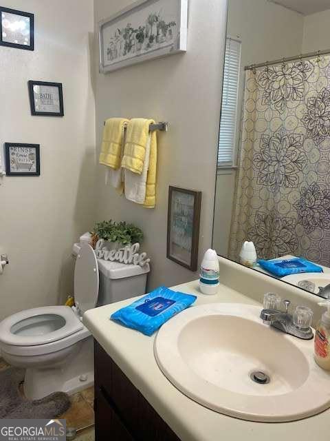 full bathroom with tile patterned floors, toilet, vanity, and a shower with curtain