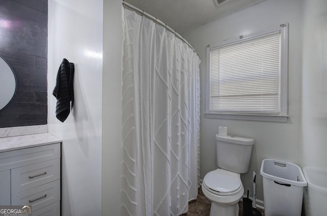 full bathroom featuring vanity, toilet, a shower with curtain, and a textured ceiling