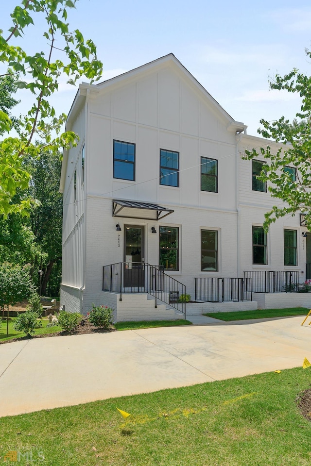 view of front facade with a front yard