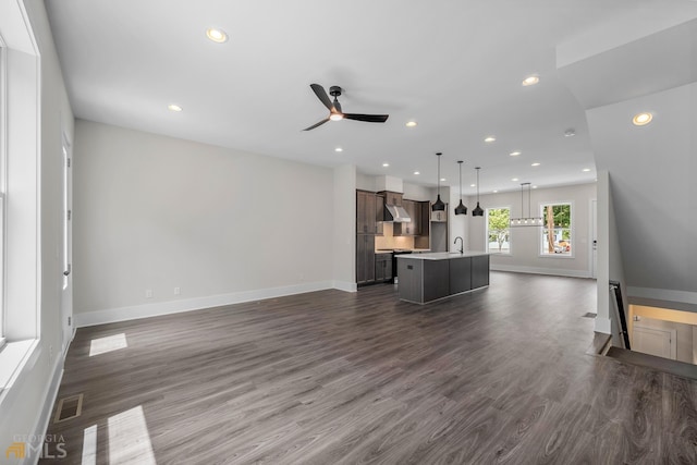 living area featuring a ceiling fan, dark wood-type flooring, recessed lighting, and baseboards