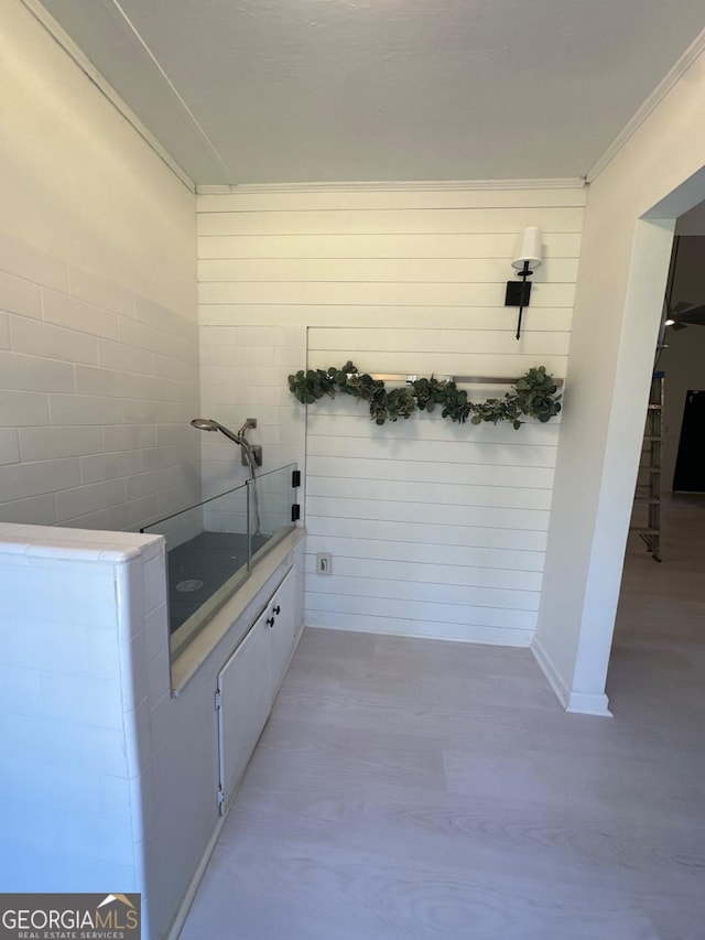 bathroom featuring crown molding