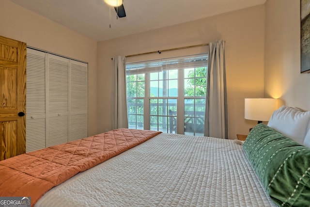 bedroom with a ceiling fan and a closet