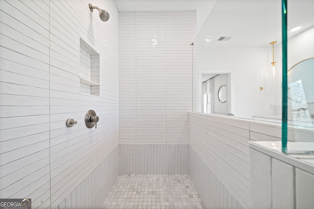 bathroom featuring tiled shower