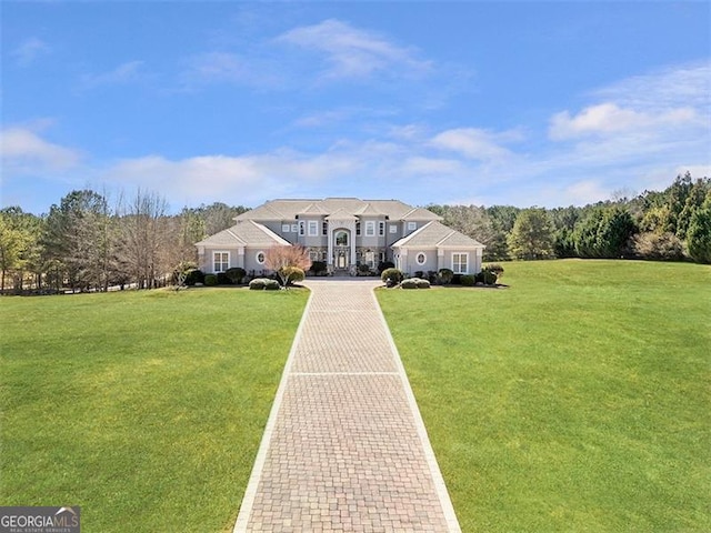 view of front of property featuring a front lawn