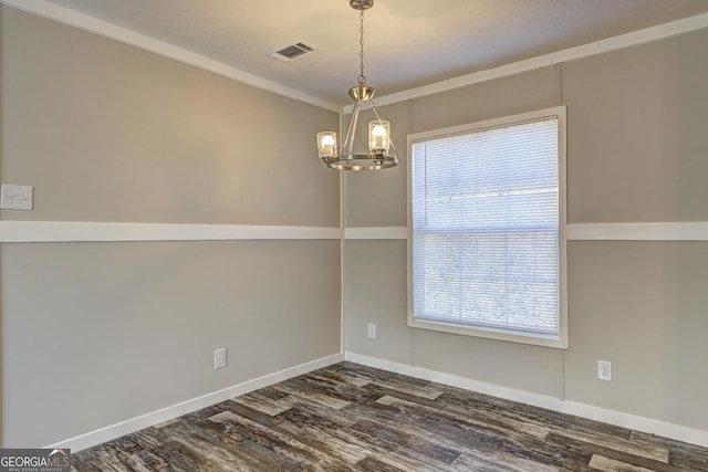 empty room featuring a notable chandelier, baseboards, visible vents, and dark wood-style flooring