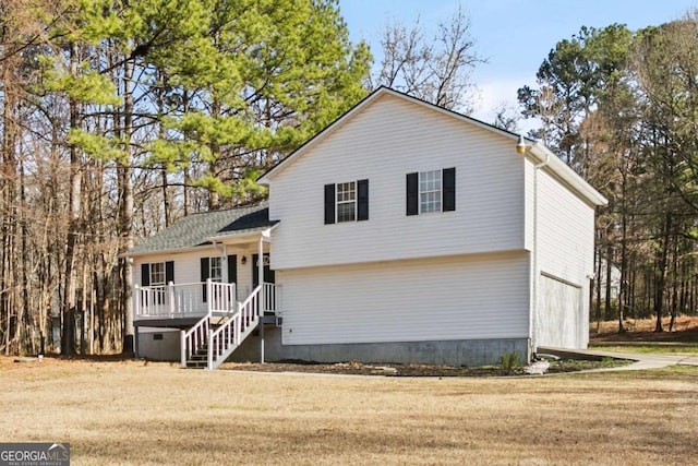 tri-level home with a front yard